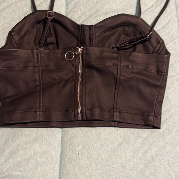Good condition fo leather crop top ! - Picture 2 of 2